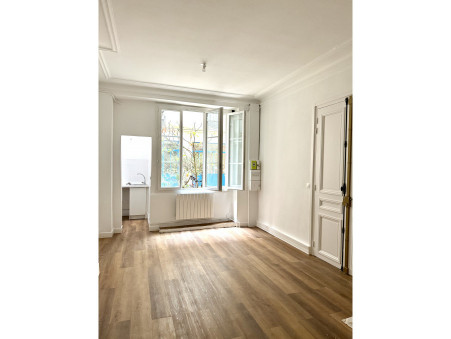 A louer local professionnel 923 €  Paris 8eme Arrondissement