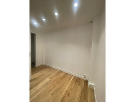 Commercial space € 2 000  Réf. 464 Paris 3eme Arrondissement