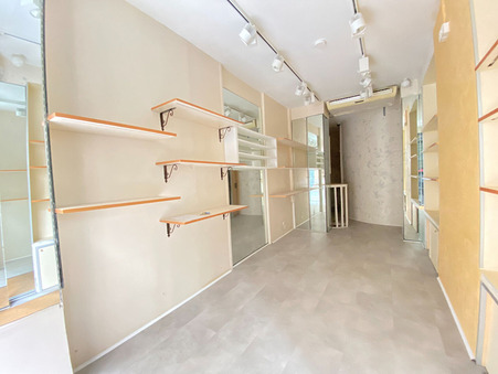 A louer local commercial Paris 75116; 2 200 &euro; 