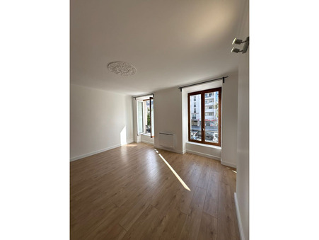 A louer appartement 1 390 &euro;  Paris