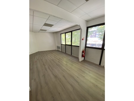 A louer local professionnel Gardanne 13120; 1 290 &euro; 