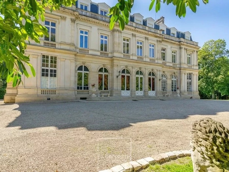 A vendre castle Évry 91000; € 9 500 000 