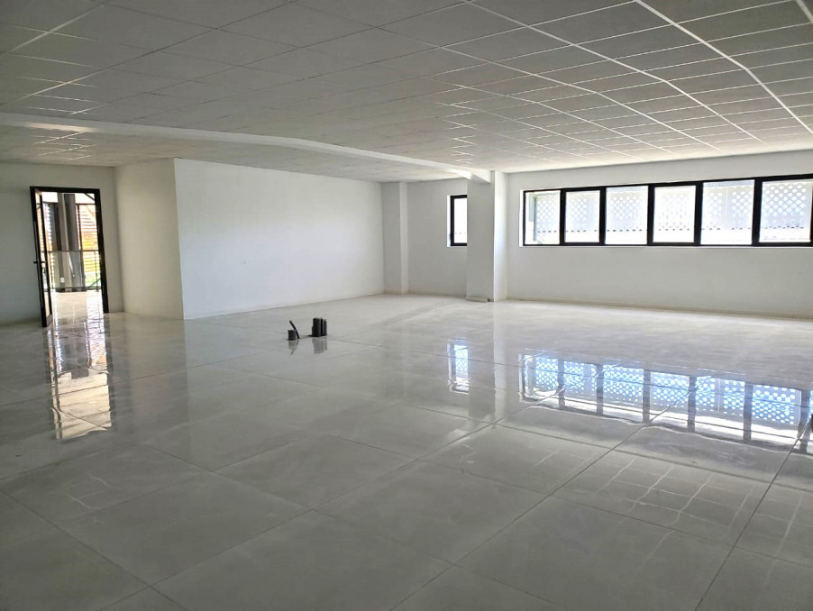 A louer local professionnel 2 886 €  Les Abymes
