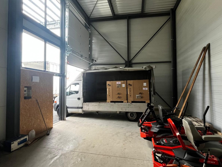 Entrepôt sur Chazay d'Azergues ; 1 800 €  ; Location Réf. lc2