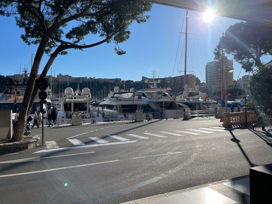 A louer local commercial Monaco 98000; 16 500 € 