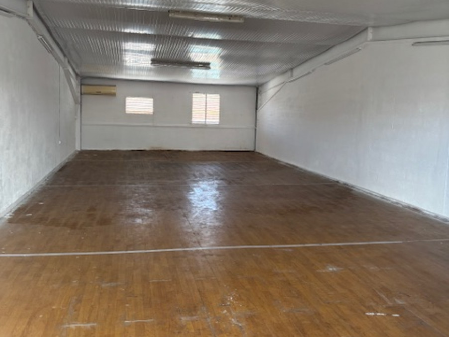 Local professionnel sur Baie Mahault ; 2 550 €  ; A louer Réf. 733