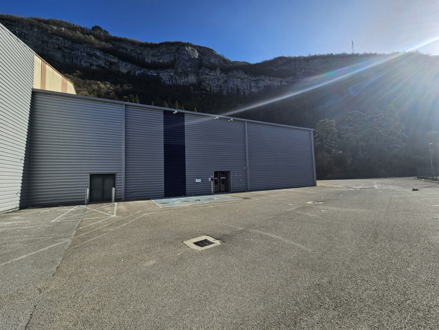 Vente entrepôt 350 000 €  Saint-Claude