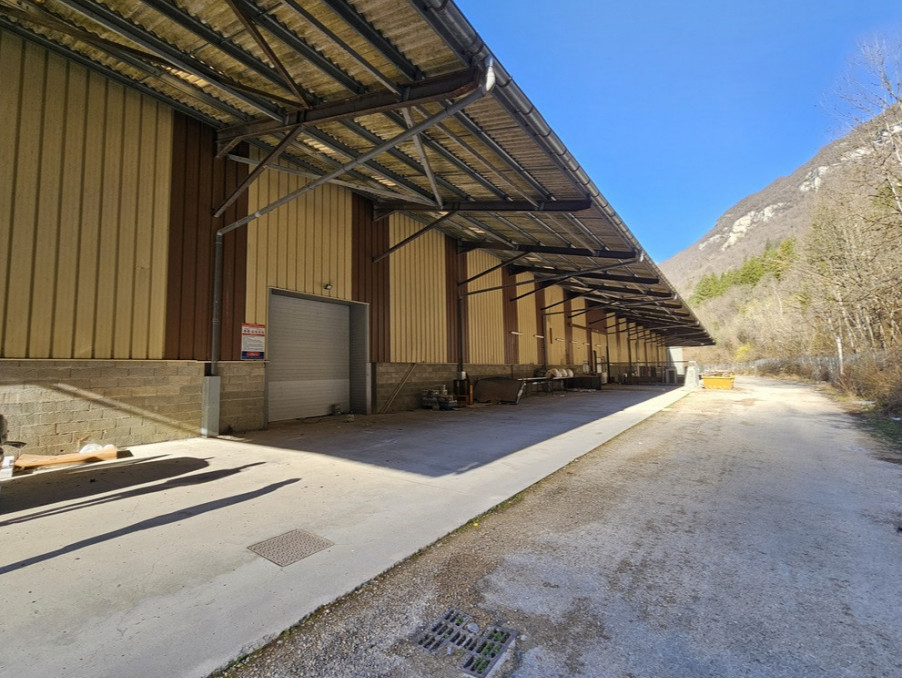 Vente entrepôt 350 000 €  Saint-Claude