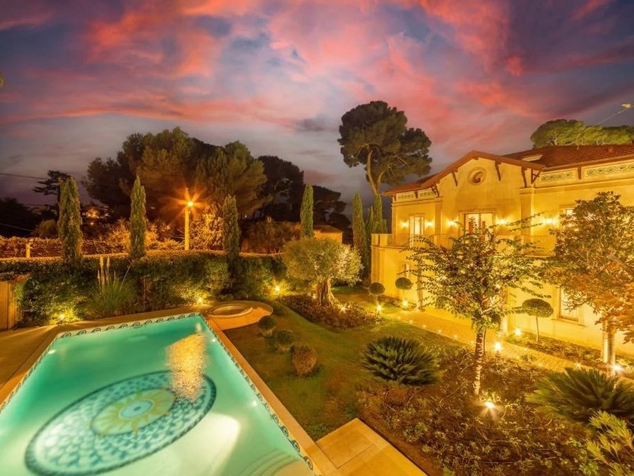 Maison 25 000 000 €  sur Antibes (06600) - Réf. 83782575