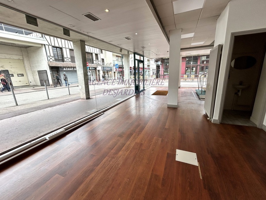 Location local commercial Vernon 27200; 2 225 &euro; 