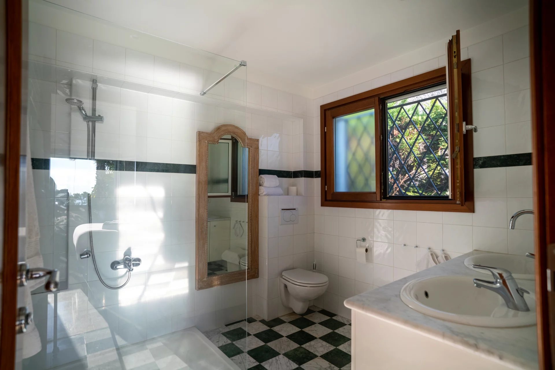 Maison sur Saint-Jean-Cap-Ferrat ; 50 000 €  ; A louer Réf. 1098