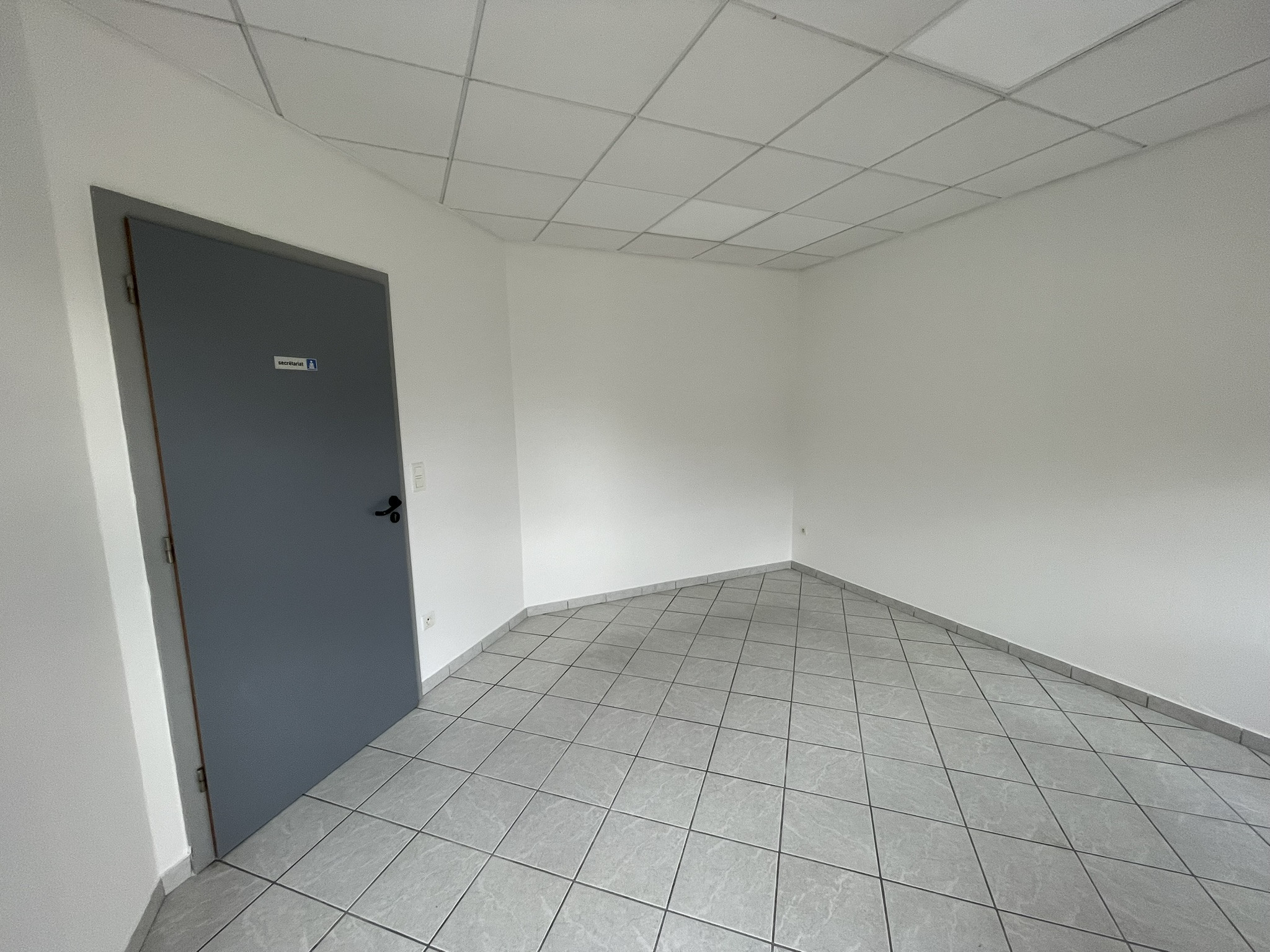 Local commercial sur L'Hopital ; 700 €  ; Location Réf. 1481